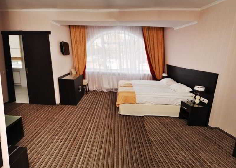 Optima Cherkasy Hotel Exterior foto